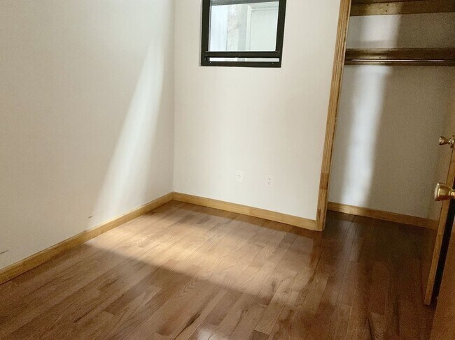 Foto del edificio - 344 E 9th St