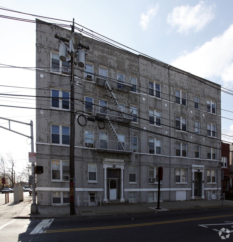 Building Photo - 121-125 Beach St