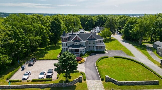 Foto del edificio - 567 Bristol Ferry Rd