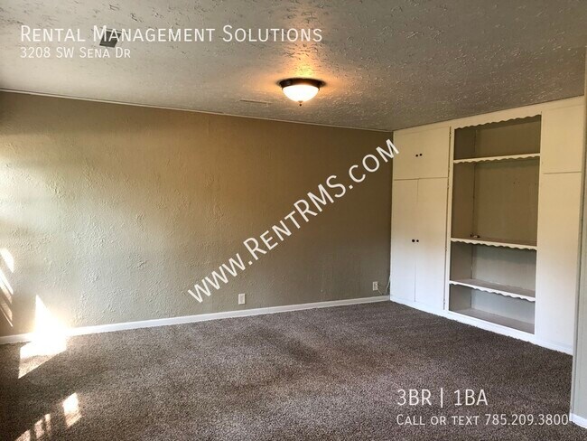 Building Photo - 3208 SW Sena Dr