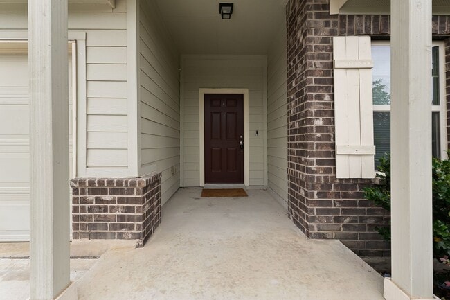 Building Photo - Charming Home Awaits: Spacious & Modern Li...