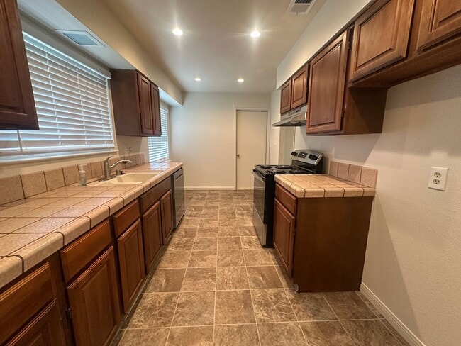Foto del edificio - Charming 3-Bed Home with Huge Yard & Fresh...