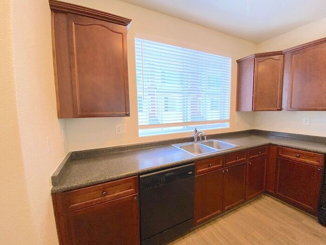 Building Photo - Luxury Townhouse 2 Master Suites - North M...