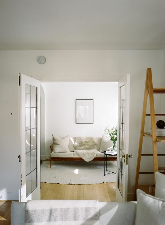 Building Photo - Bright  Airy Upper Queen Anne Apartment