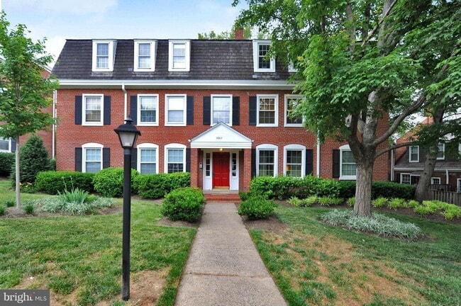 Top Floor 1/1 with Updated Kitchen & HDWD ... - Top Floor 1/1 with Updated Kitchen & HDWD ... House
