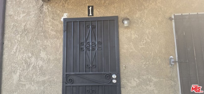 Foto del edificio - 2458 Normandie Ave