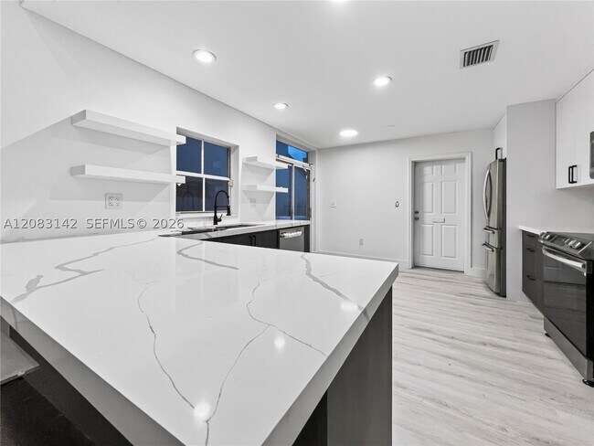 Building Photo - 3215 N 36th Ave