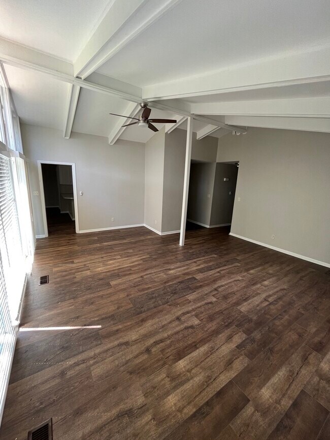 Building Photo - 933 Garrett Dr