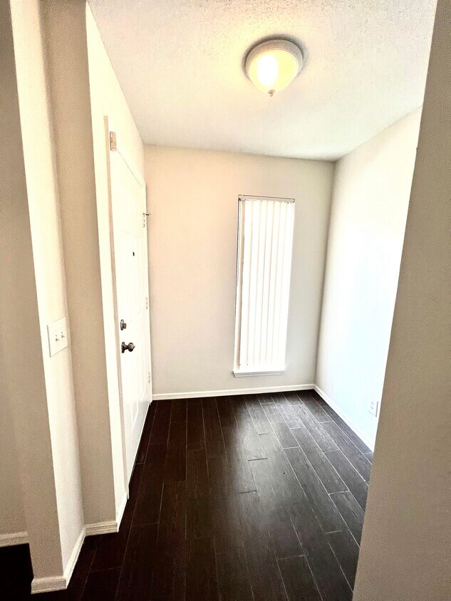 Entrance Hallway - 1476 Highland Ridge Cir