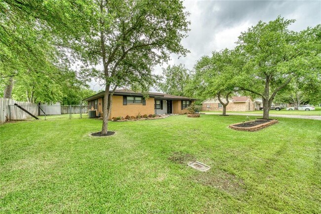 Building Photo - 1214 Haines Dr