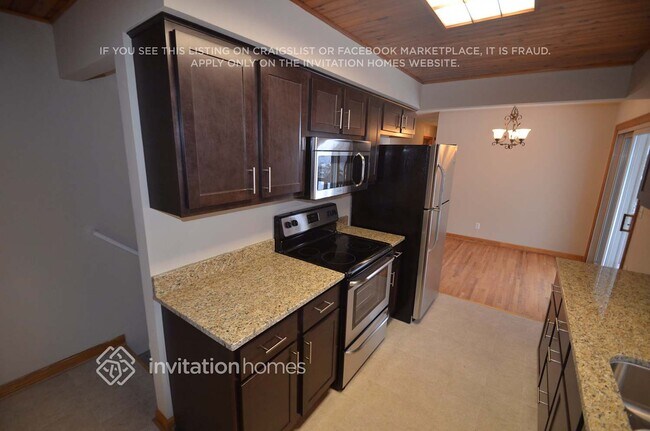 Foto del edificio - 707 Keniston St N