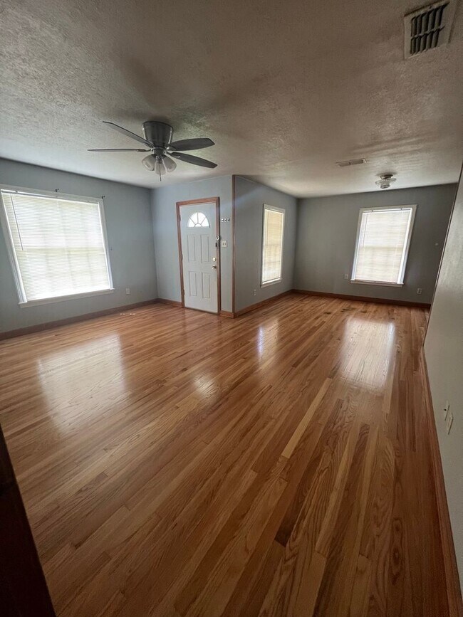 Foto del edificio - Gorgeous hardwood Floors