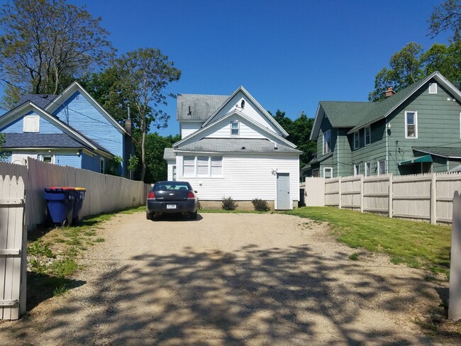 Building Photo - Downtown 2 Story Cottage Monthly Grand Rap...