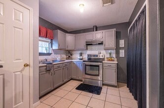 Building Photo - 305 N Ennis St