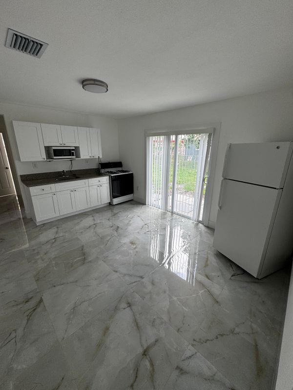 Building Photo - 2040 NW 185th Ter