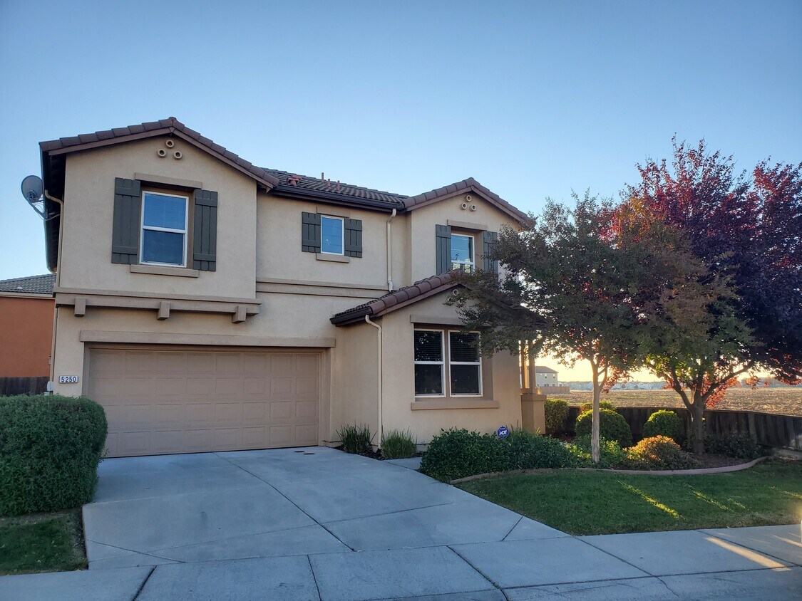 Foto principal - 5250 Cliff House Way