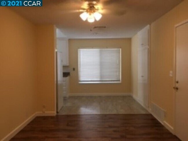 Foto del edificio - 7182 Burton St