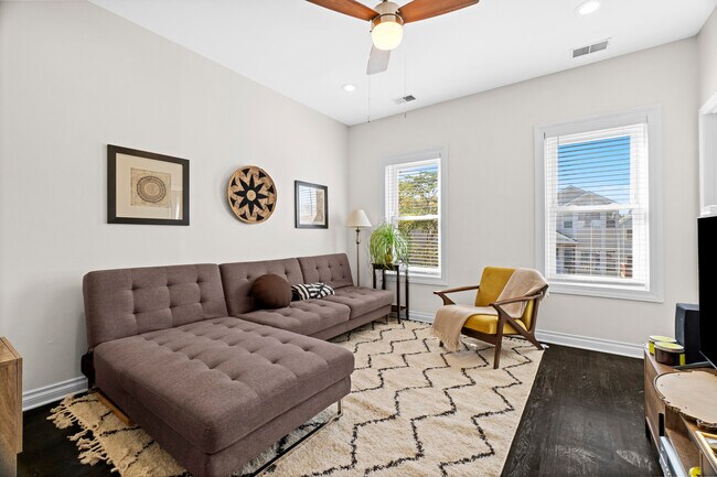 Foto del edificio - 2338 W 18th Pl