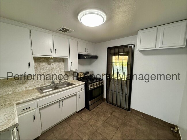 Foto del edificio - Cute 2 Bed/1 Bath in Lamont w/ RBP/Pest Co...