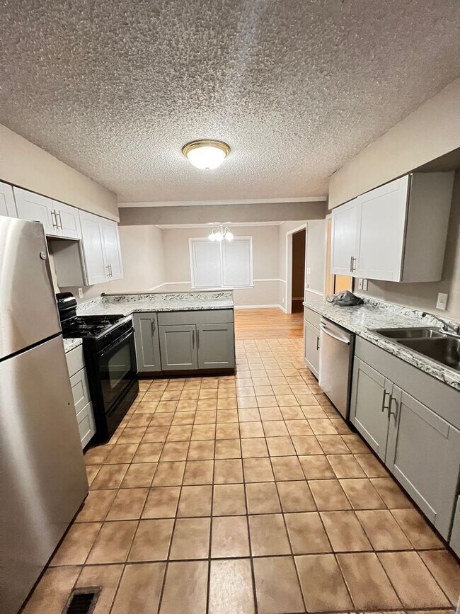 Building Photo - Charming 2 Bed, 1 Bath Home in the Heart of Tulsa!