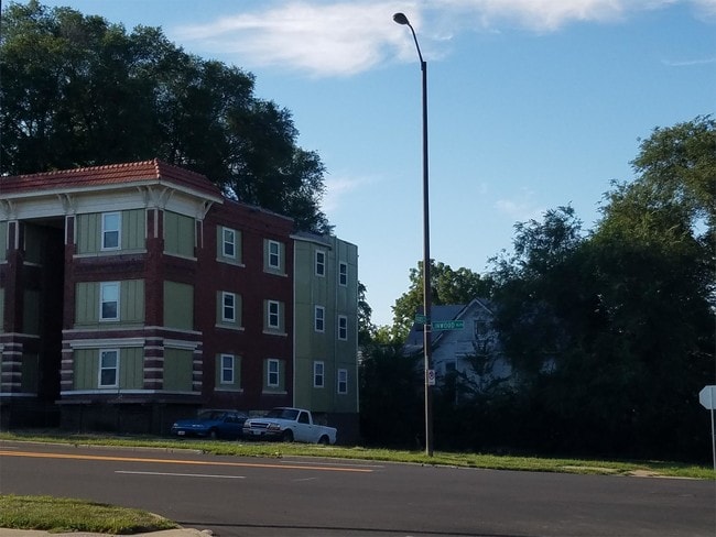 Building Photo - 2912 E Linwood Blvd