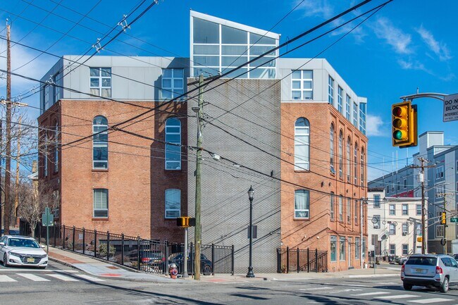 Side view with private parking space - 704 GRAND St