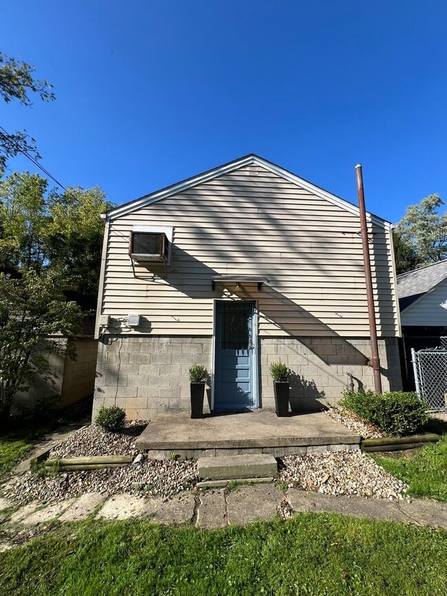 Building Photo - 402 N 6th Ave