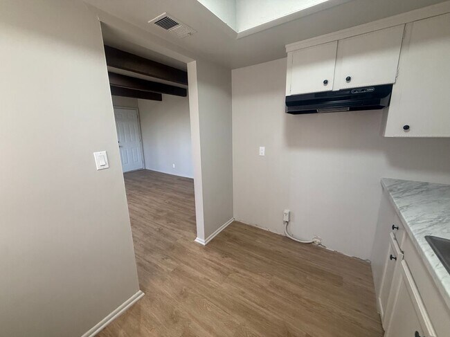Foto del edificio - 8144 Troost Ave