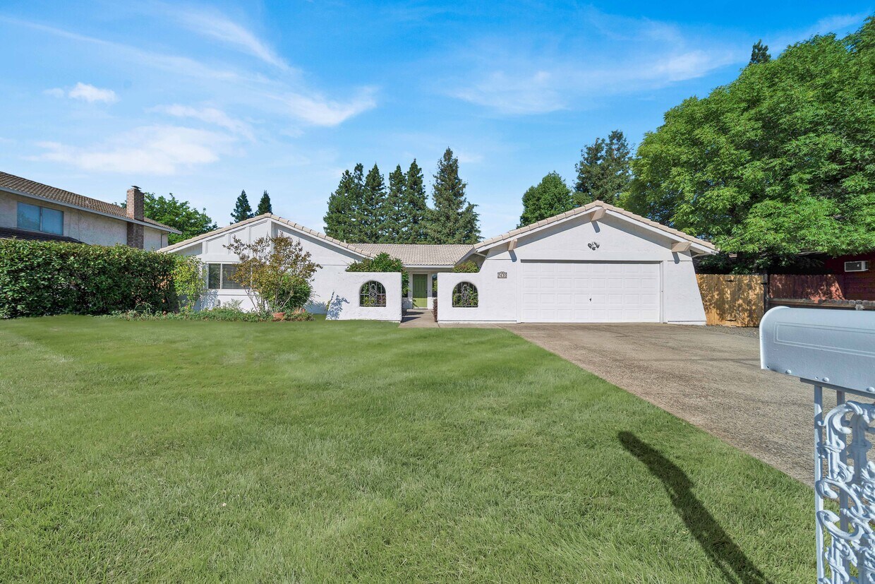 Patio delantero - 2430 Lake Redding Dr