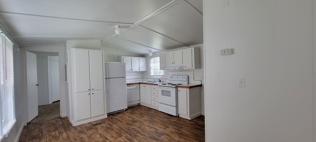 Building Photo - Ready to Move in