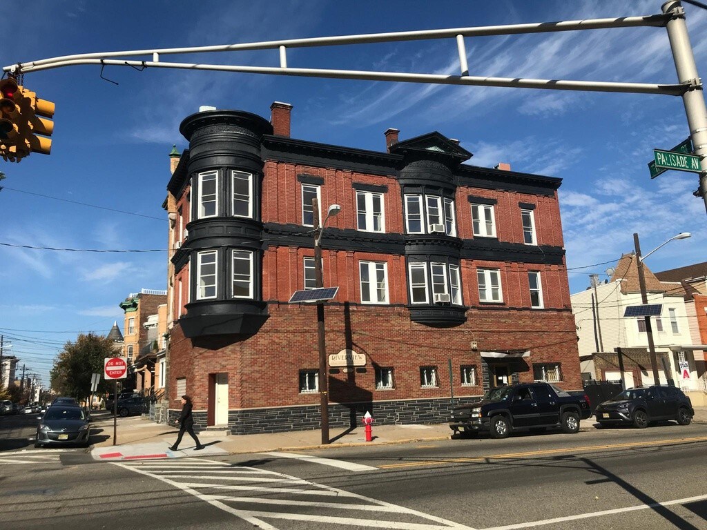Primary Photo - 2401 Palisade Ave