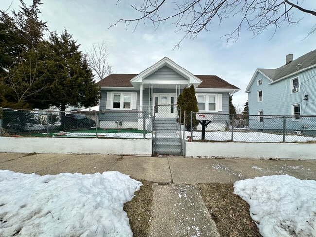 Building Photo - 308 W Almond St