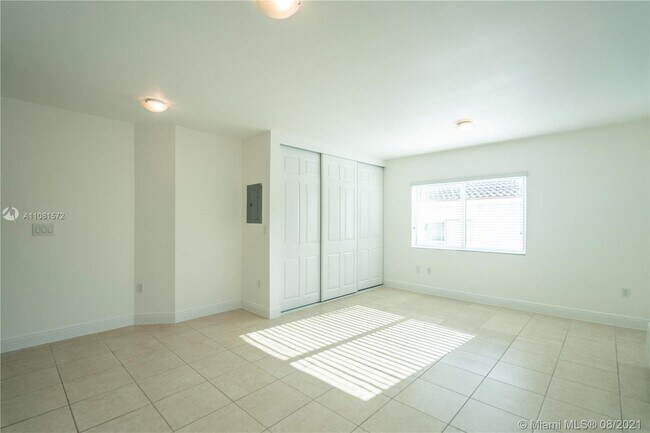 Foto del edificio - 6971 Carlyle Ave