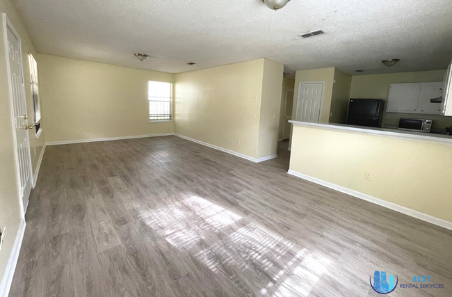 Building Photo - Beautiful 3-bedroom, 2-bath home fully fen...