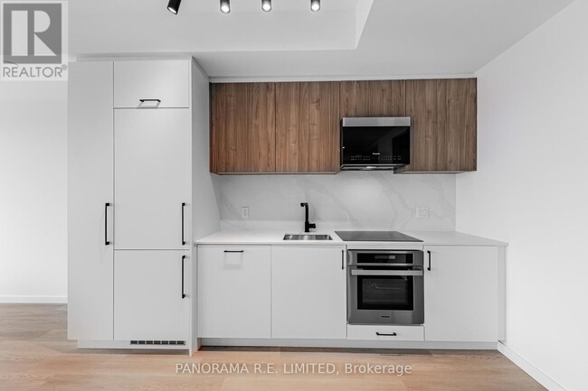 Building Photo - 689-689 The Queensway