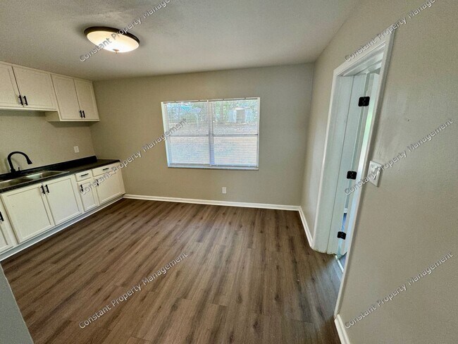 Building Photo - Elegant Elkin!