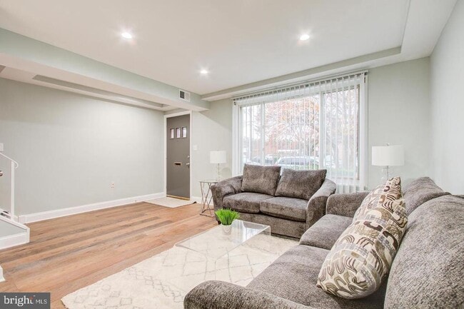 Building Photo - 1626 Kenwood Ave