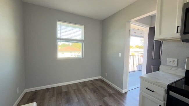 Foto del edificio - Titusville 2 Bedroom w/ Balcony