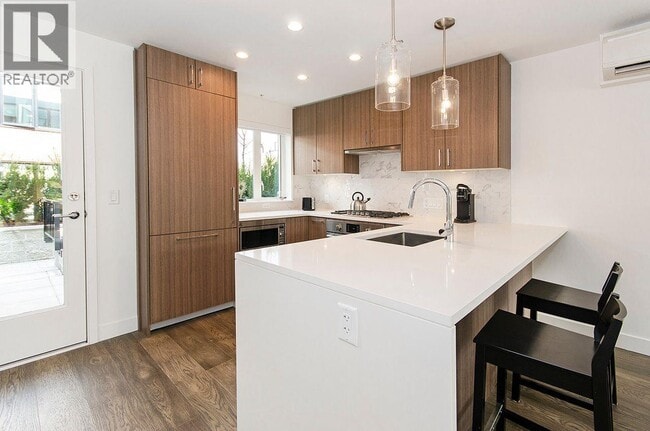 Building Photo - 561 W 29th Ave