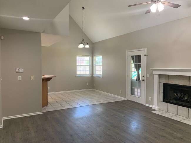 Building Photo - Spacious 4-bedroom home offers an easy com...
