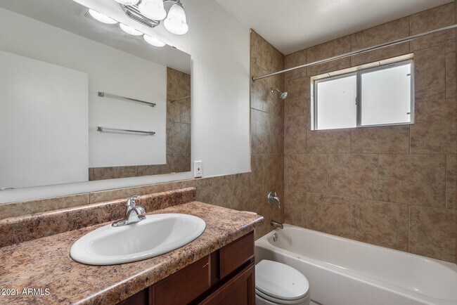 Foto del edificio - 2345 E Roma Ave