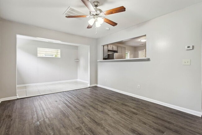 Building Photo - Spacious home, close to the beltline, grea...