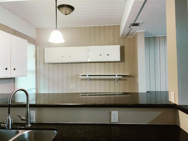 Building Photo - 17 Lakeway St