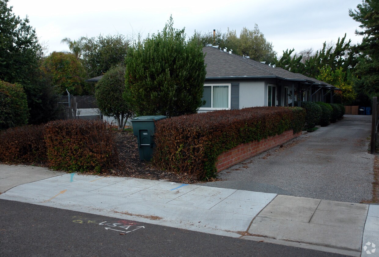 Building Photo - 2933 Emerson St