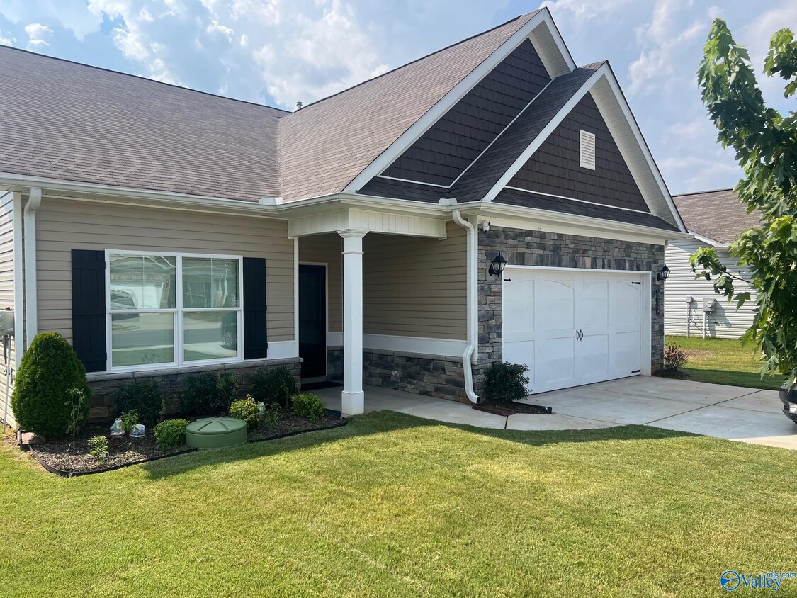 Primary Photo - 212 Fairbrook Dr