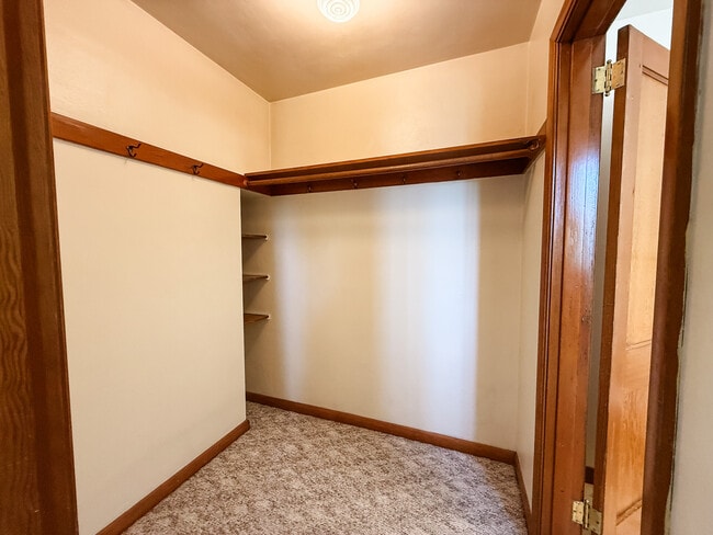 Vestidor - Brentwood Apartments