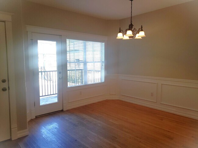 Building Photo - Large 3-bed Townhouse in Terwilliger South