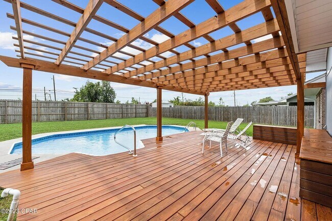 Foto del edificio - Stunning 4B / 2Bth Lynn Haven, Florida