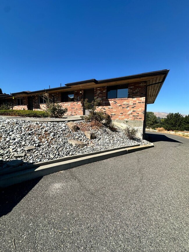 Foto del edificio - 1826 Rocklund Dr