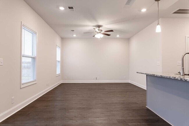 Foto del edificio - Charming Home With Eat In Kitchen, Granite Countertops, and Glass Door Tiled Shower